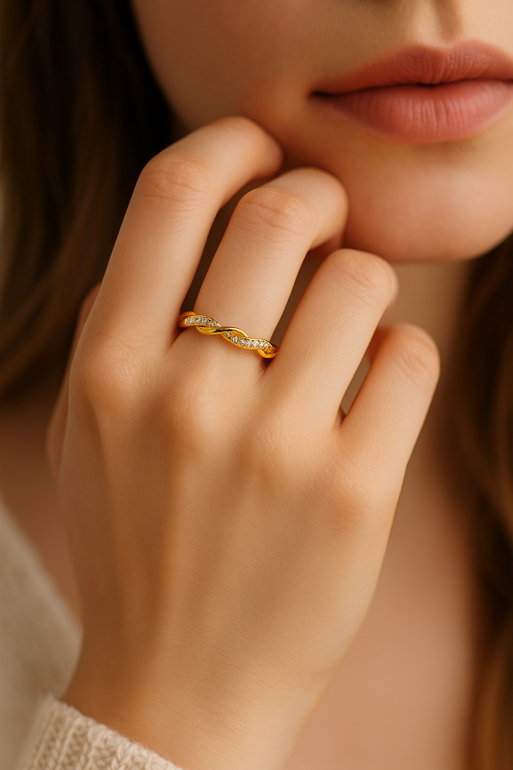 Bague torsadée “Élégance” – Zircone cubique
Disponible en or rose, or jaune et argent blanc