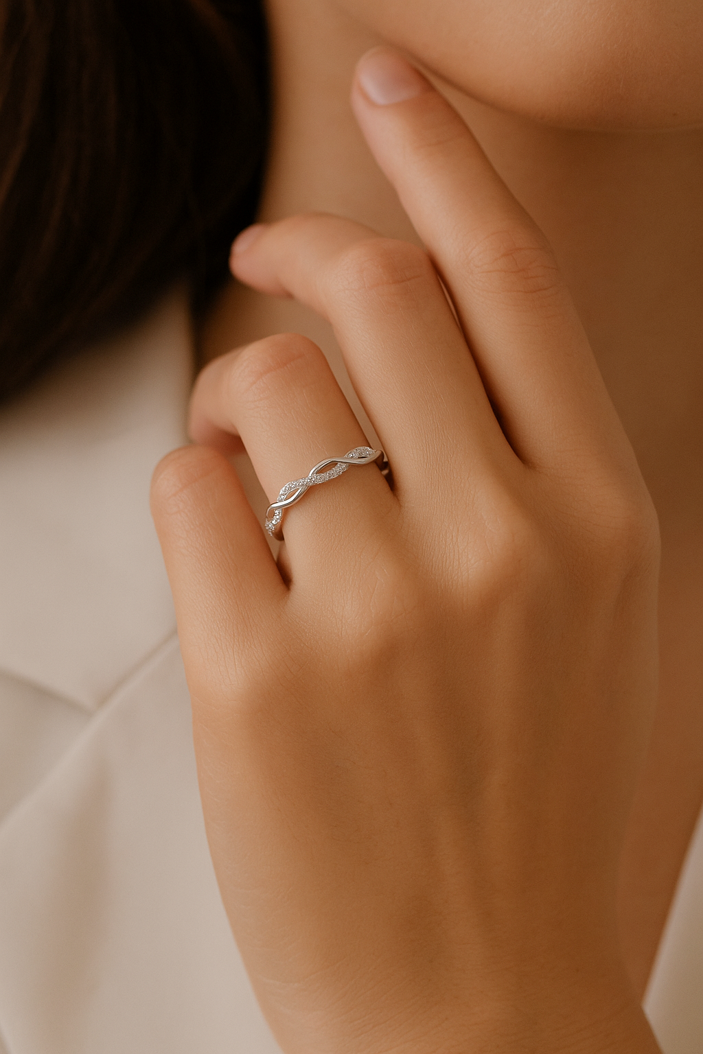 Bague torsadée “Élégance” – Zircone cubique
Disponible en or rose, or jaune et argent blanc