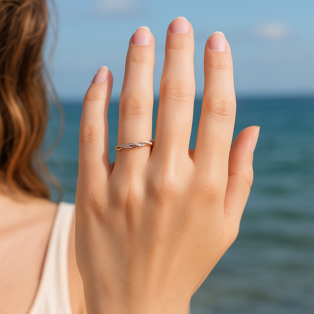 Bague torsadée “Élégance” – Zircone cubique
Disponible en or rose, or jaune et argent blanc