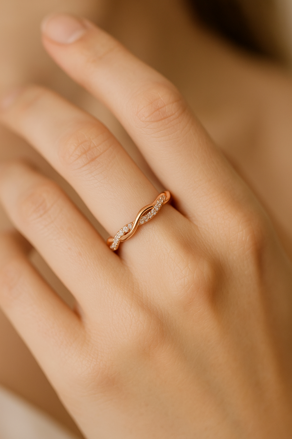 Bague torsadée “Élégance” – Zircone cubique
Disponible en or rose, or jaune et argent blanc