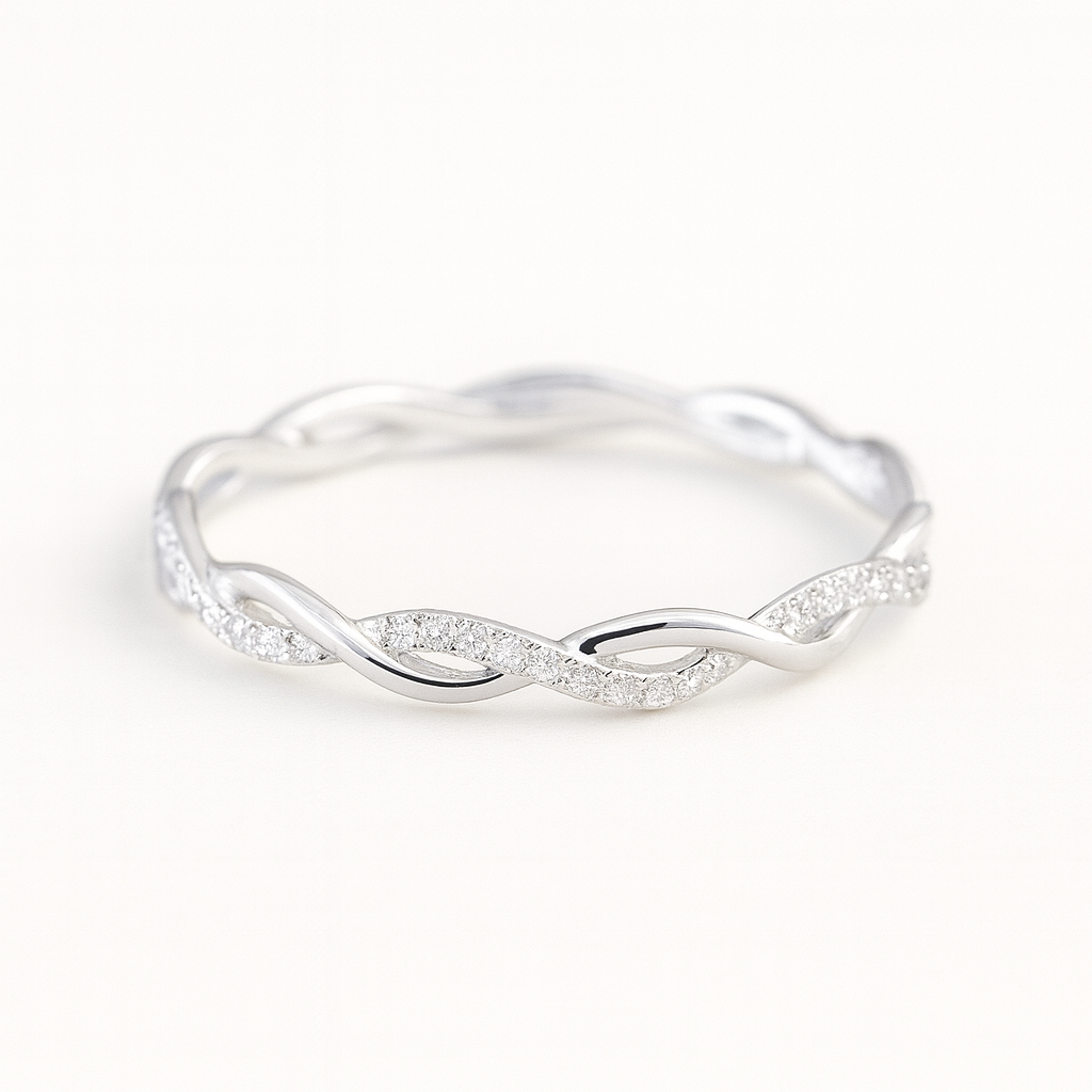 Bague torsadée “Élégance” – Zircone cubique
Disponible en or rose, or jaune et argent blanc